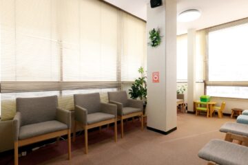 西中歯科医院　受付・待合スペース