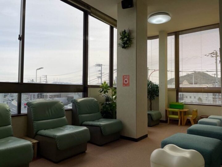 西中歯科医院　待合スペース